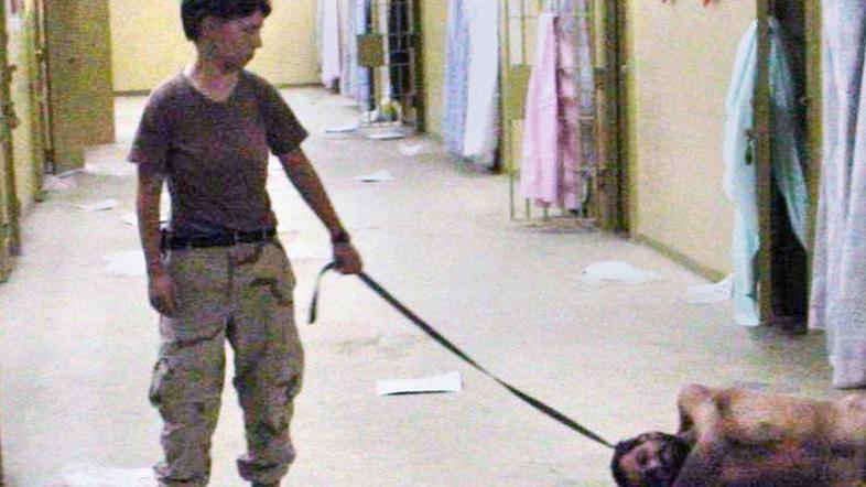 Svet so pretresle zlorabe v iraškem zaporu Abu Grajb, v katerem so se ameriški v