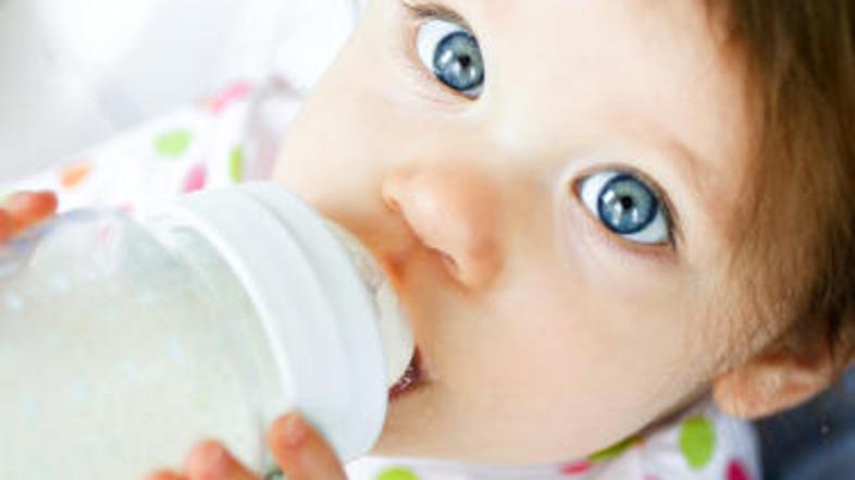 Plastično stekleničko bo otrok lažje prijel in nesel k ustom.