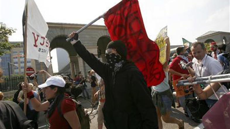 Ob začetku konvencije so v St. Paulu potekale demonstracije nasprotnikov vojne.