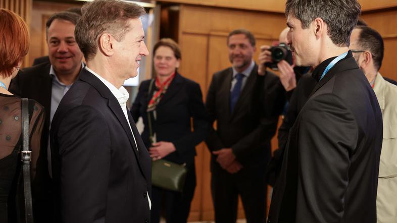 robert golob, luka mesec