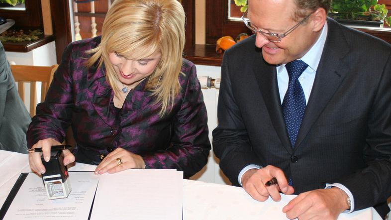 Renata Brunskole, metliška županja, je podpisala pogodbo z Janezom Škrabcem, dir
