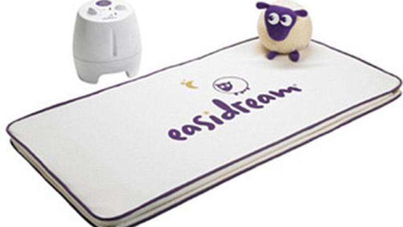 Posebna vzmetnica in ovčka poskrbita, da se dojenček počuti kot v maternici.