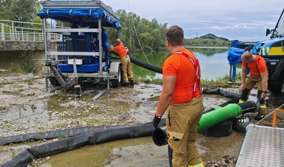 Več kot 125 gasilcev se je 25 ur brez premora borilo, da bi preprečilo okoljsko katastrofo