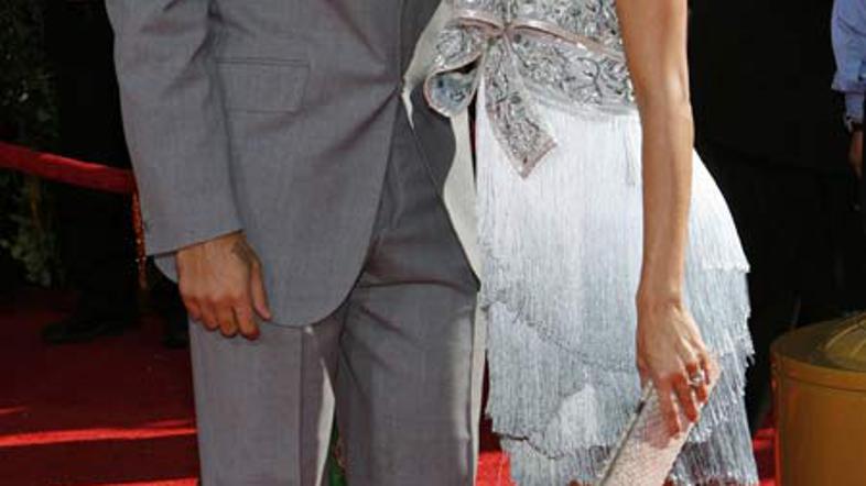 Ali se pod obleko skriva nosečniški trebušček?