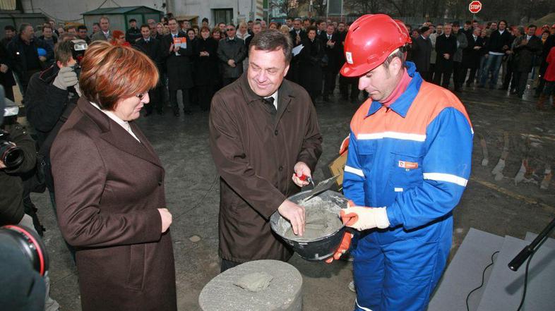 Janković je Tovšakovi 28. novembra 2007 pomagal položiti temeljni kamen za Celov