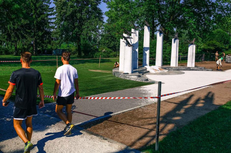 spomenik | Avtor: Saša Despot