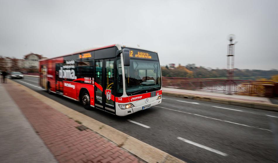Voznica avtobusa in več potnikov po trčenju v Mariboru končalo v bolnišnici