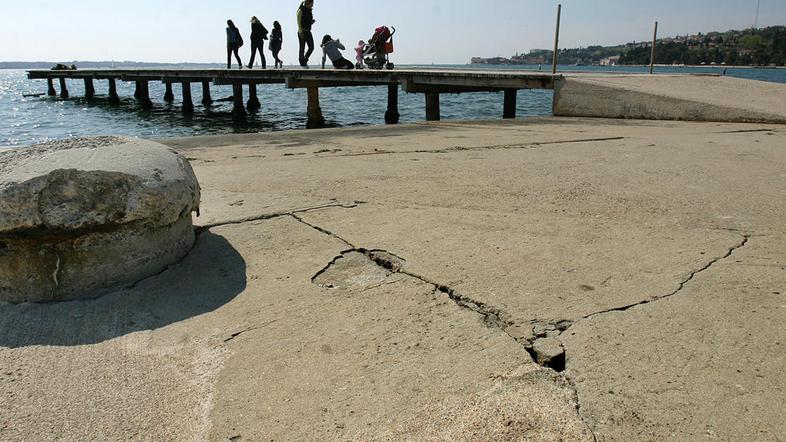 V globini 23-tih metrov pa je voda hladnejša, dosega 16 stopinj. (Foto: Barbara 