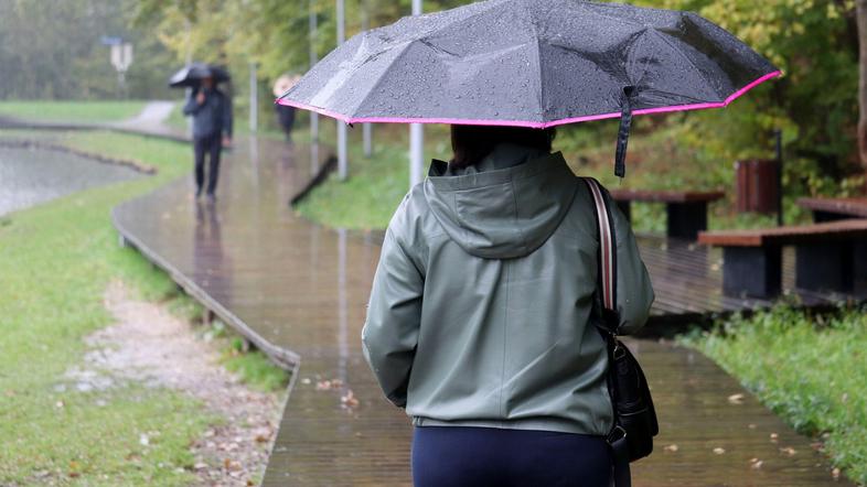 vreme dež nevihta naliv deževje veter mraz dežnik