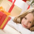 Pri izbiri daril, se z otrokom najprej pogovorite. Foto: Shutterstock)