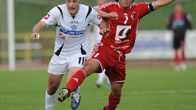 Danijel Brezič (desno, v boju z Miranom Pavlinom) skupaj s soigralci upa na bolj