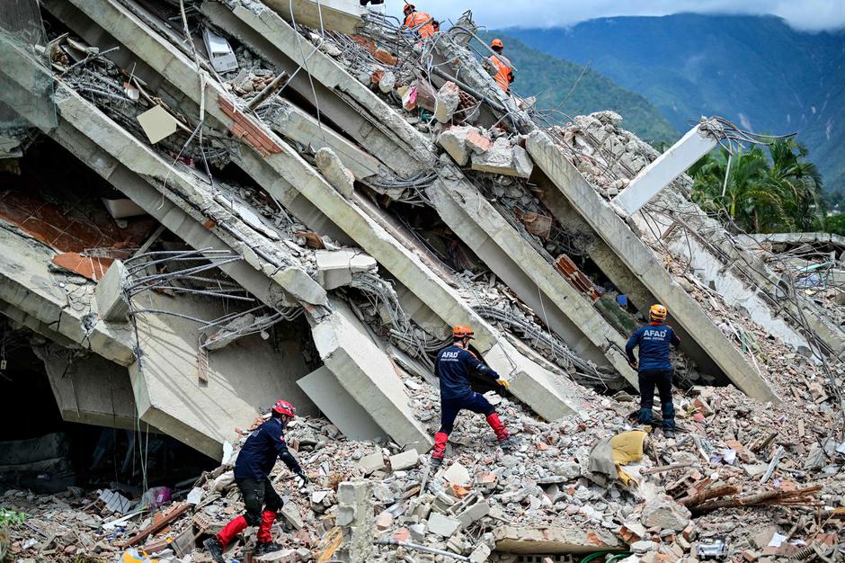 iskanje pogrešanih v ruševinah Venezuela | Avtor: Profimedia