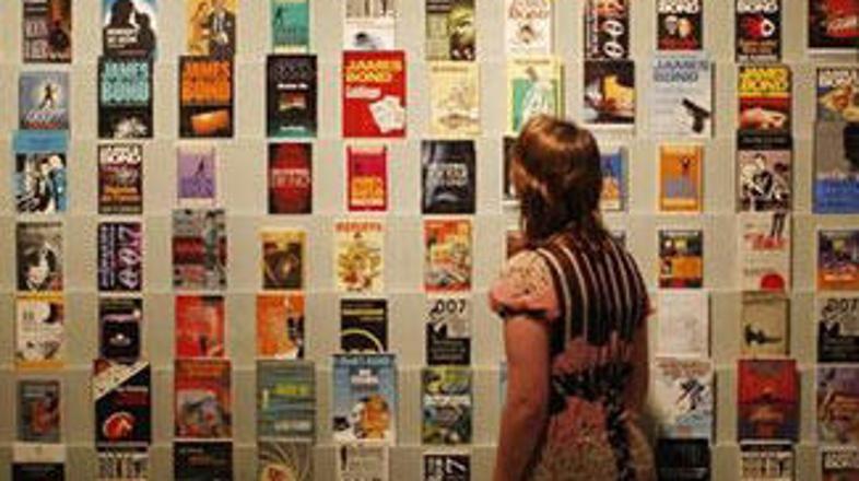 Razstava osvetljuje Flemingovo življenje in njegovo delo.