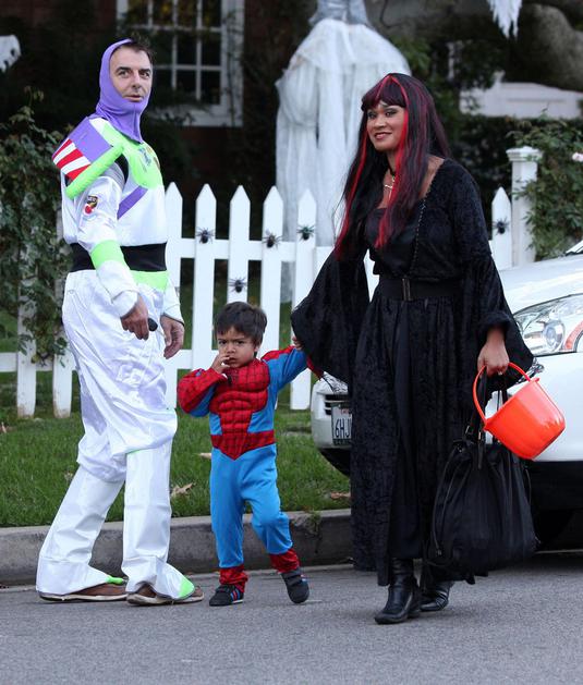 Igralec Chris Noth in njegovo dekle Tara Wilson sta sinčka oblekla v Spidermana.