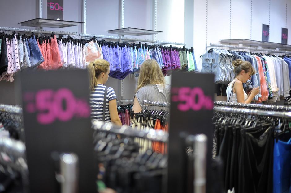 razprodaje, razprodaja, poletna razprodaja tekstila in obutv | Avtor: Anže Petkovšek