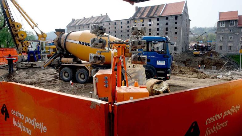 Na obeh straneh Ljubljanice so dela že začeli, čeprav MOL kot investitor nima ne