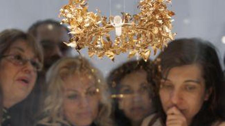 Obiskovalci zadržujejo dih.