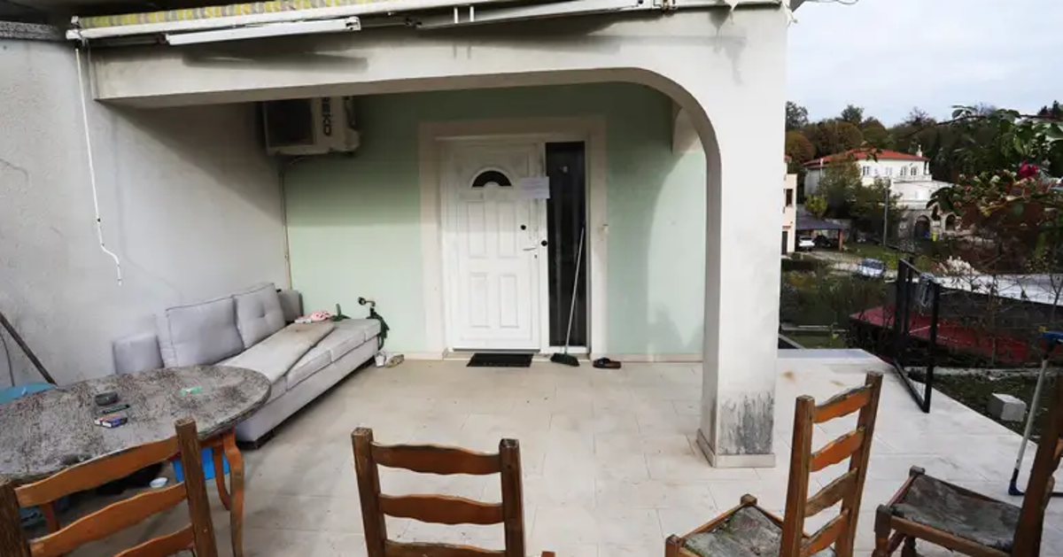 Grozljive podrobnosti umora: Ob truplu ležala pištola, moški imel več hudih ran