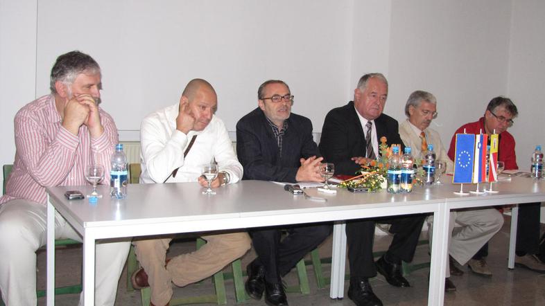 Projektno skupino za pripravo in izvedbo projekta Novomeška pomlad 2010 vodi Lev