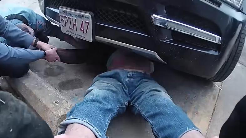 Na moškega padel avto