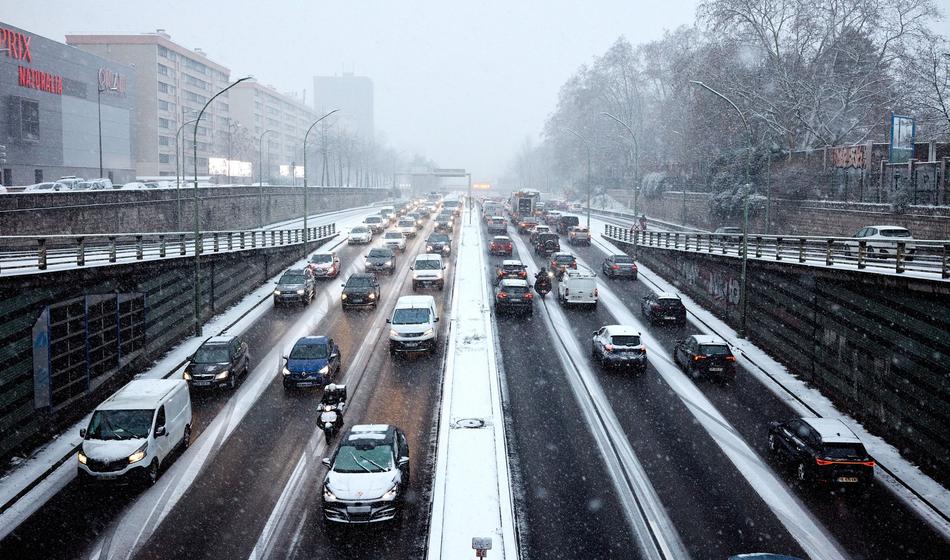 Zaradi snežnega kaosa več kot 1000 kilometrov zastojev