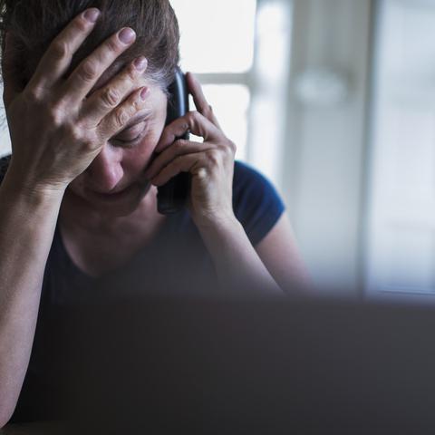 ženska govori po telefonu