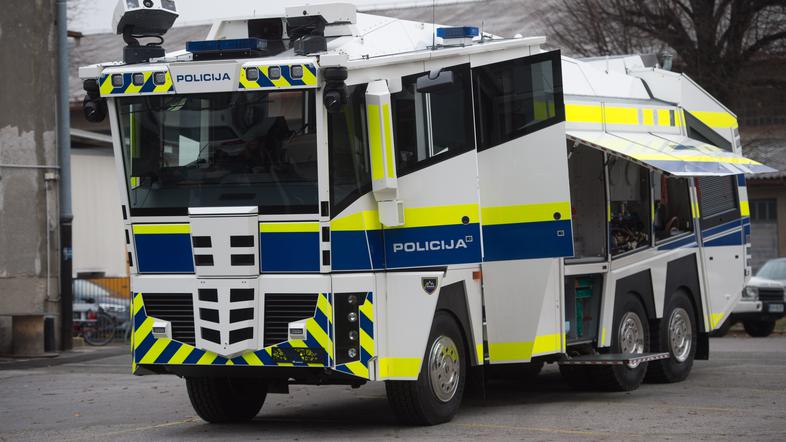 policijski vodni top