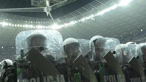 policija policist ščit specialec posebne enote Poljska Rusija Euro 2012 Varšava