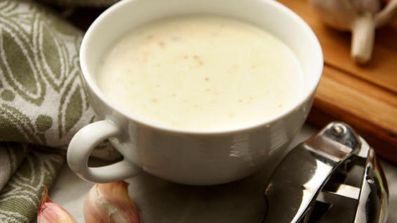 Mraz preženite s česnovo juho.