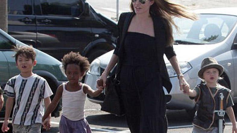 Angelina ne zna krotiti otrok.