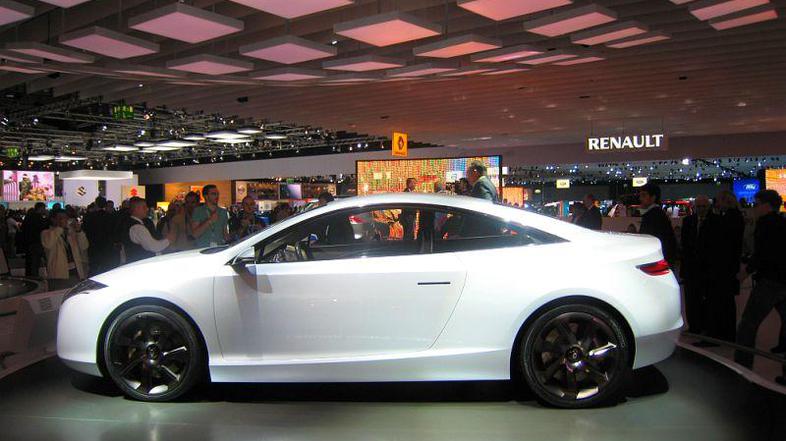 Laguno coupe concept odlikujejo čiste in mehke linije.