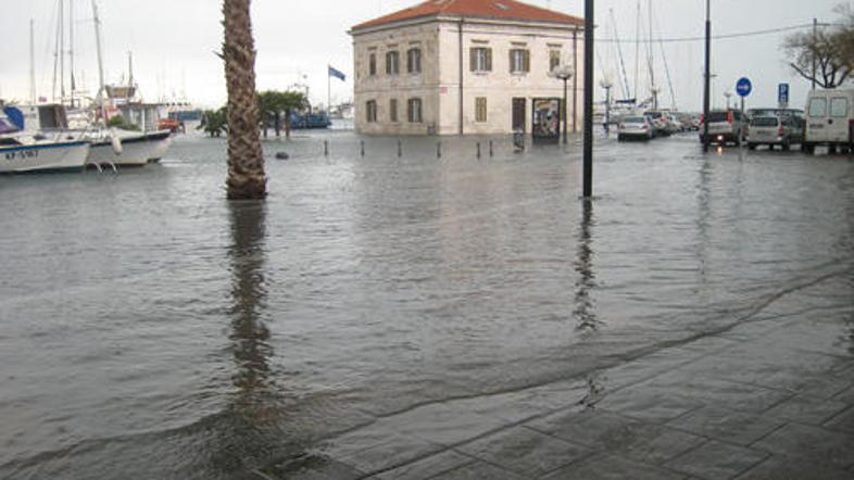 Zvečer med 20.30 in 21.30 lahko morje poplavi nižje dele obale.