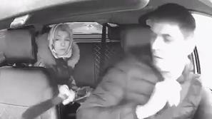 ženska grozi taksistu z mačeto