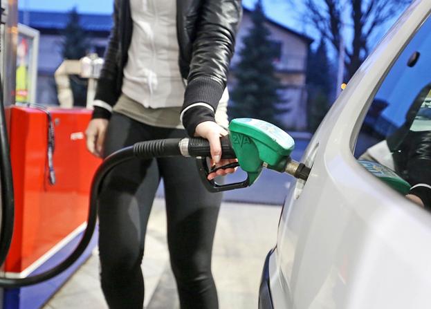 Slovenija 18.02.2014 gorivo, bencin, dizel, tocenje goriva v avtomobil, Petrol, 