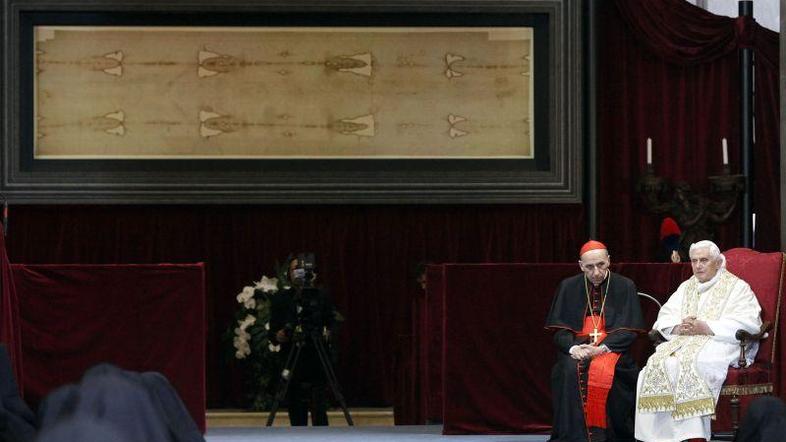 Papež pred razstavljenim turinskim prtom. (Foto: Reuters)