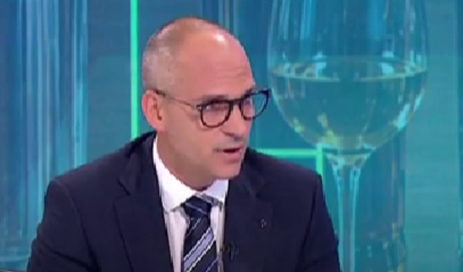 Kako je mogoče, da je minister prinesel dokument, o katerem je bil trdil, da ga nima?