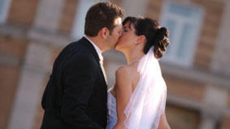 Sodišče v Franciji je razveljavilo zakon, ker je žena lagala o svojem devištvu.