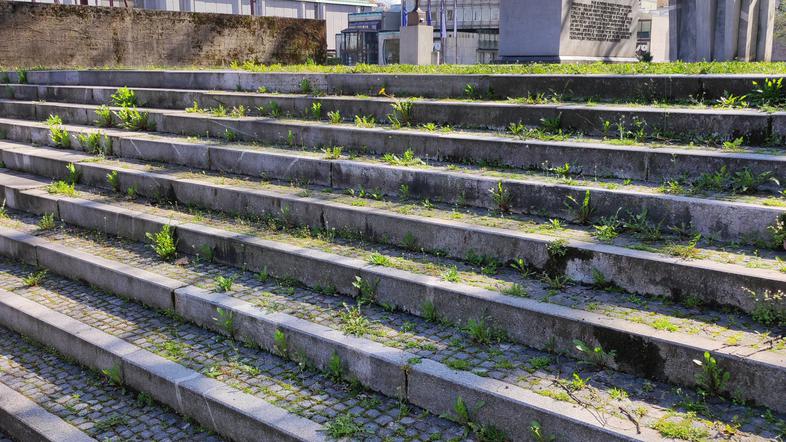 Neurejeno stopnišče na Trgu republike