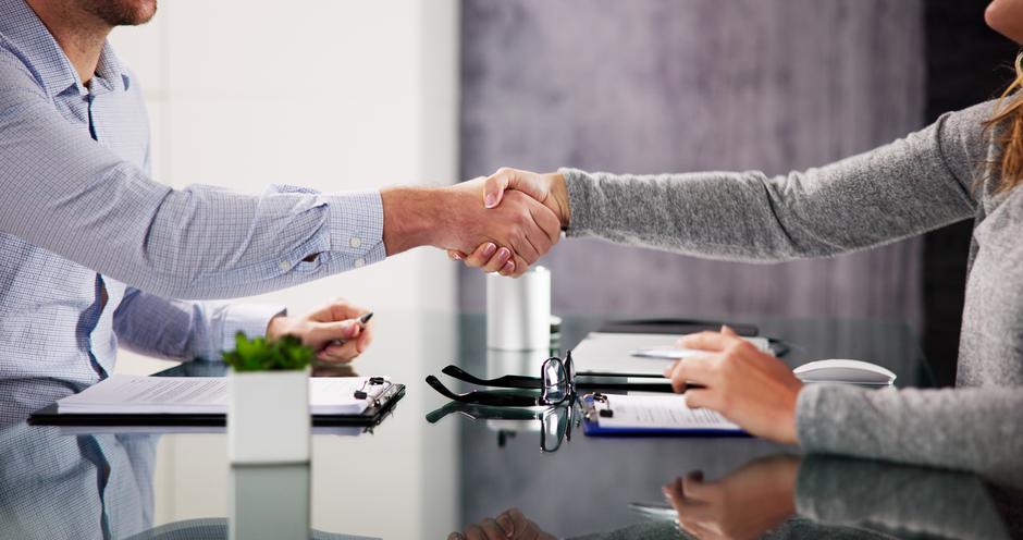 stisk roke podpis dokumentov | Avtor: Profimedia