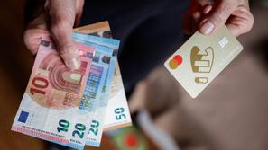 denar, bankovci, gotovina, bančna kartica