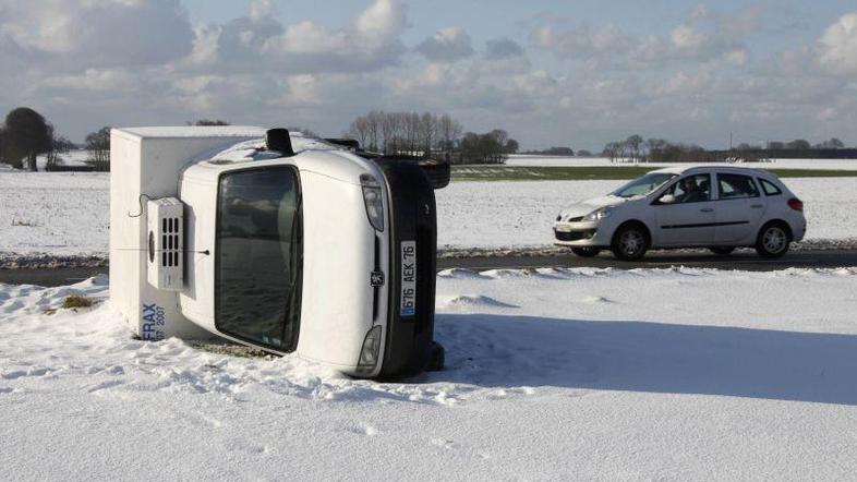 O težavah zaradi obilnih snežnih padavin poročajo tudi iz Francije. (Foto: Reute