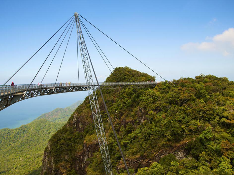 Langkawi Sky Bridge "raste" iz bujnega tropskega gozda. Foto: Shutterstock