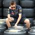mehanik pripravlja Pirellijeve pnevmatike