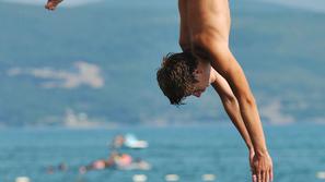 Obdobje ploh in neviht je, z izjemo goratih predelov, za nekaj časa minilo. 
(F