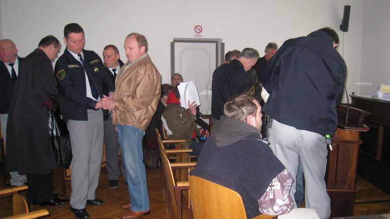 Na sodišču je bila kljub začasni izločitvi Antona Brulca, ki ni prišel na obravn