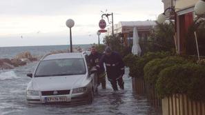 Morje lahko poplavlja tudi jutri. (Foto: Suzana Kos)