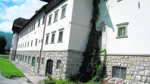 Pristava oziroma Karadjordjevićeva konjušnica je med najbolj zanemarjenimi stavb