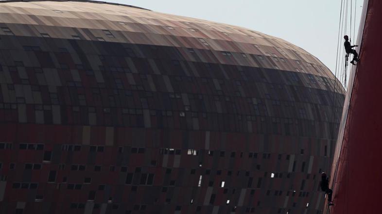 Organizatorji krpajo še zadnje luknje na stadionu Soccer City. (Foto: Reuters)