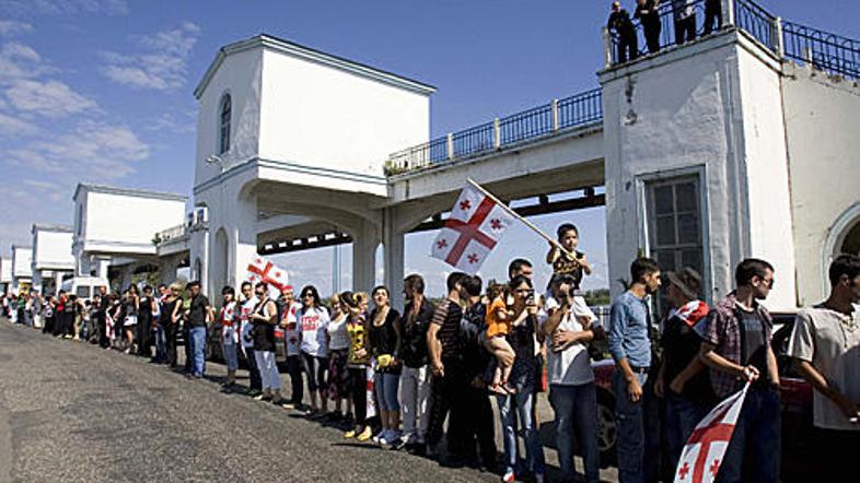 Na sliki konvoj humanitarne pomoči na meji med Gruzijo in avtonomno pokrajino Ju