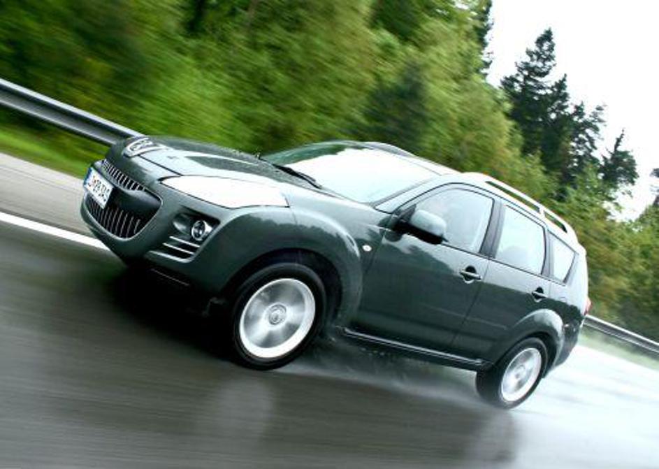 4007 zaznamuje predvsem dinamičen prednji del. Na terenu se znajde solidno.